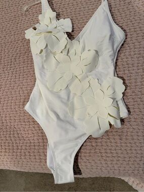 SHEIN White 3D Floral One-Piece Swimsuit Size Medium – Brand New 🌸🤍